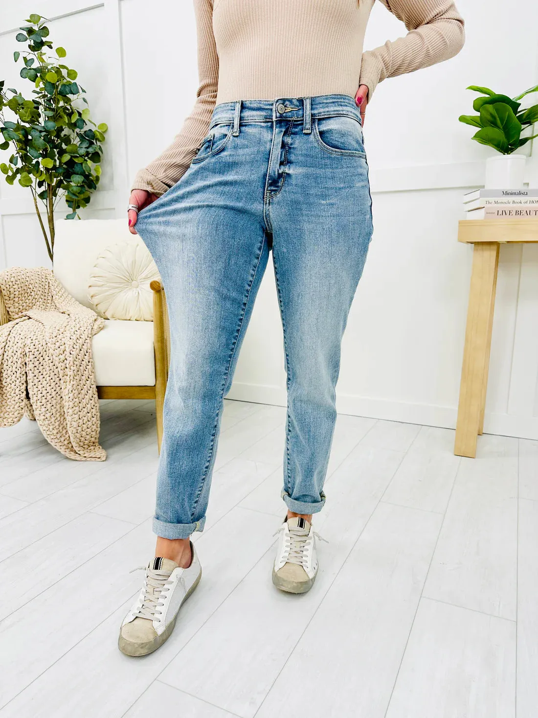 Judy Blue Mid -Rise Bleach Washed Boyfriend Jeans
